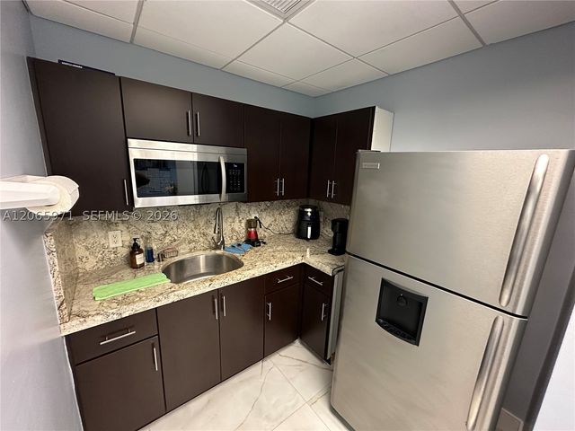 5941 NW 173rd Dr B-8, Hialeah, FL 33015