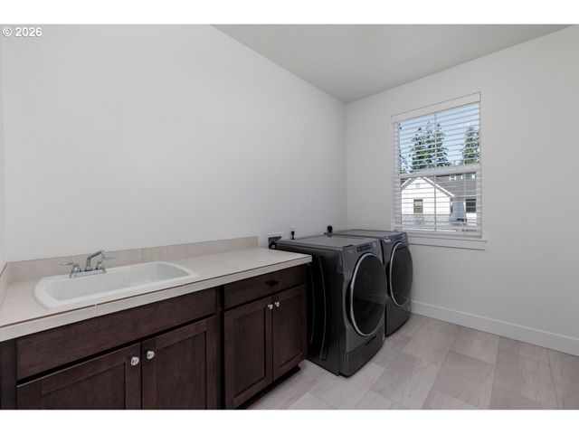 2751 DAHLIA Dr, West Linn, OR 97068