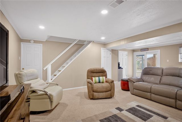 625 Ray Dr, Carnegie, PA 15106