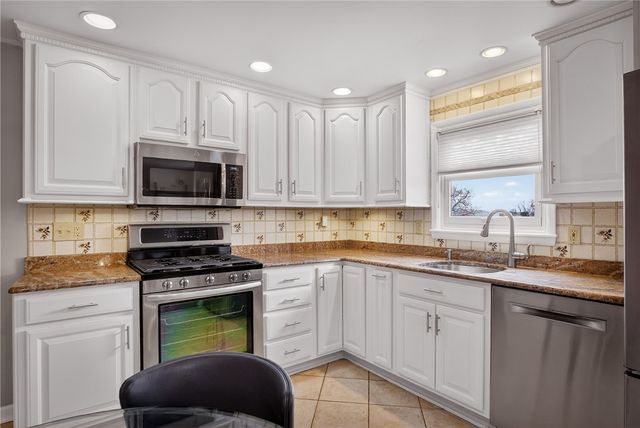 625 Ray Dr, Carnegie, PA 15106