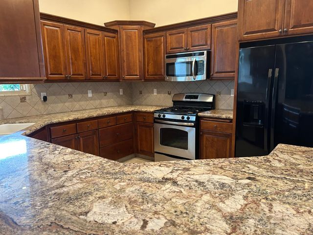 2877 23rd Court, Kingsburg, CA 93631