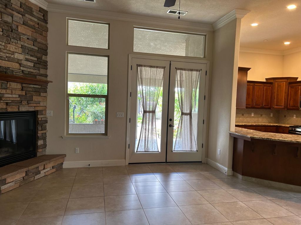 Image 14 of property listing at 2877 23rd Court, Kingsburg, CA 93631