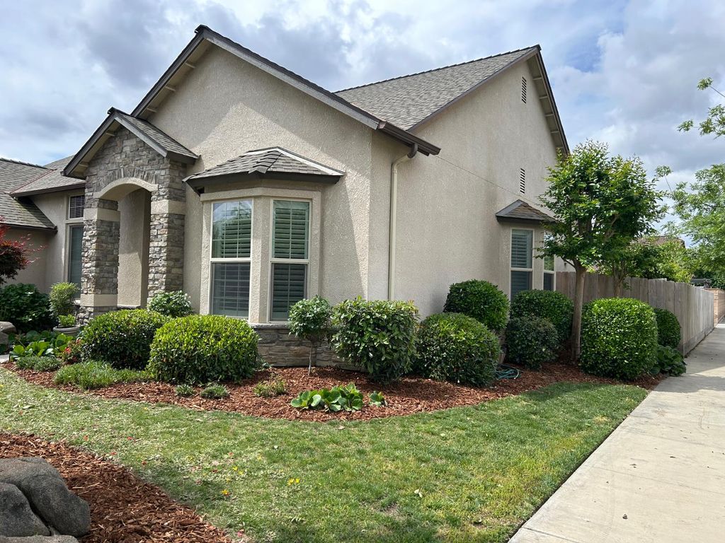 Image 3 of property listing at 2877 23rd Court, Kingsburg, CA 93631