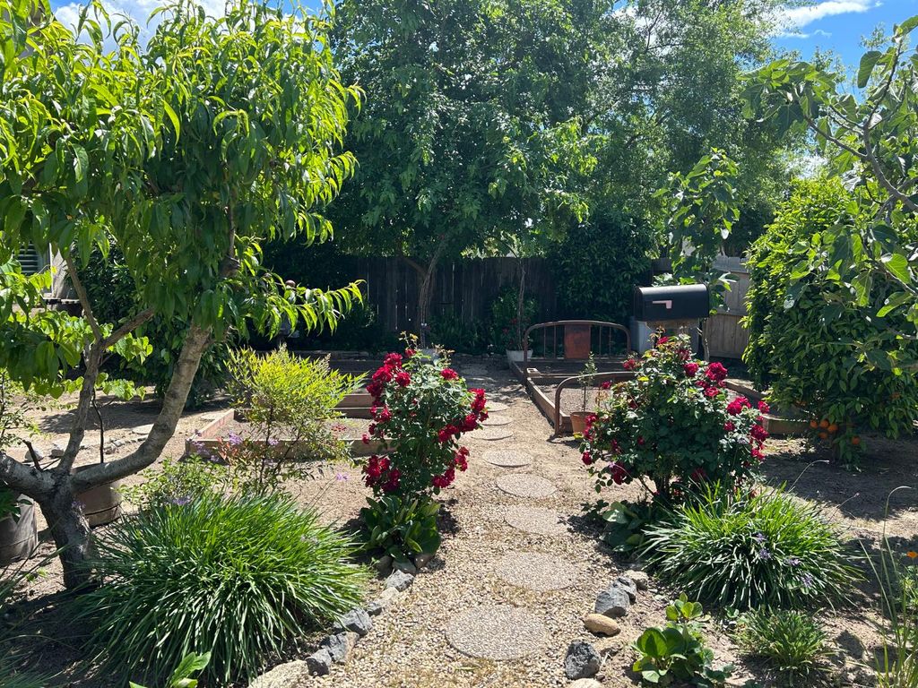 Image 33 of property listing at 2877 23rd Court, Kingsburg, CA 93631
