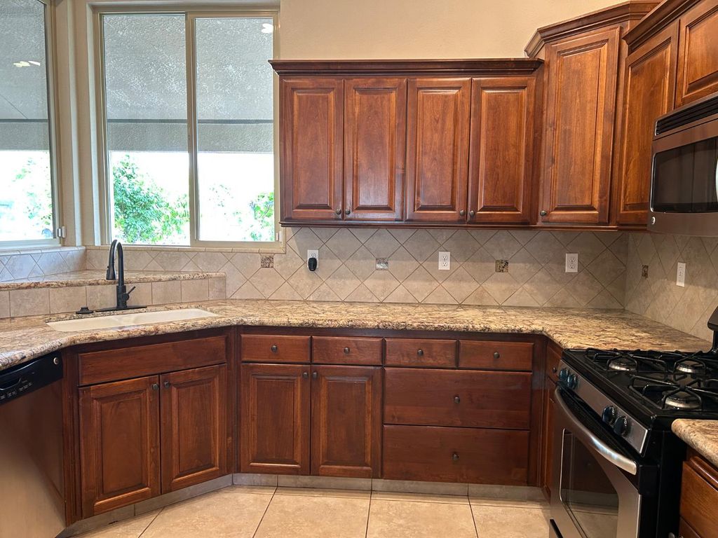 Image 6 of property listing at 2877 23rd Court, Kingsburg, CA 93631