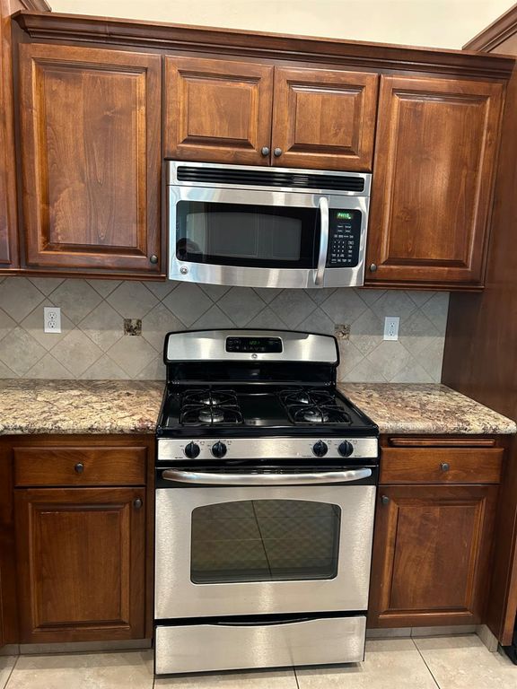 Image 7 of property listing at 2877 23rd Court, Kingsburg, CA 93631