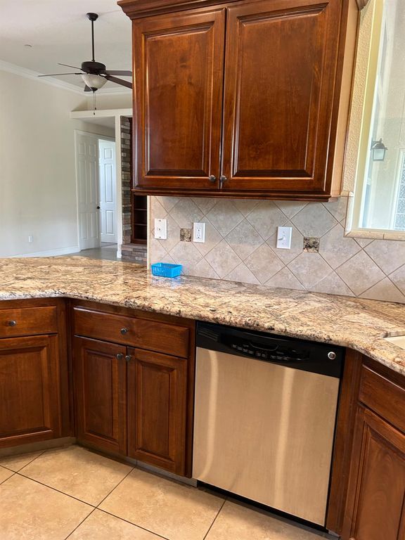 Image 9 of property listing at 2877 23rd Court, Kingsburg, CA 93631