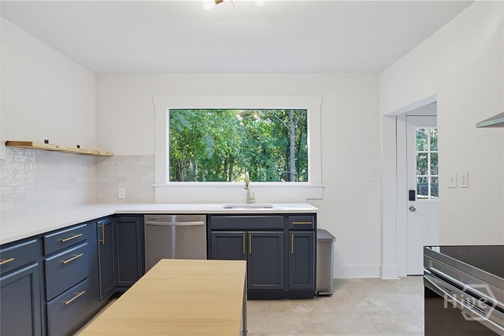 Image 17 of property listing at 49 Saint Johns Avenue, Savannah, GA 31404
