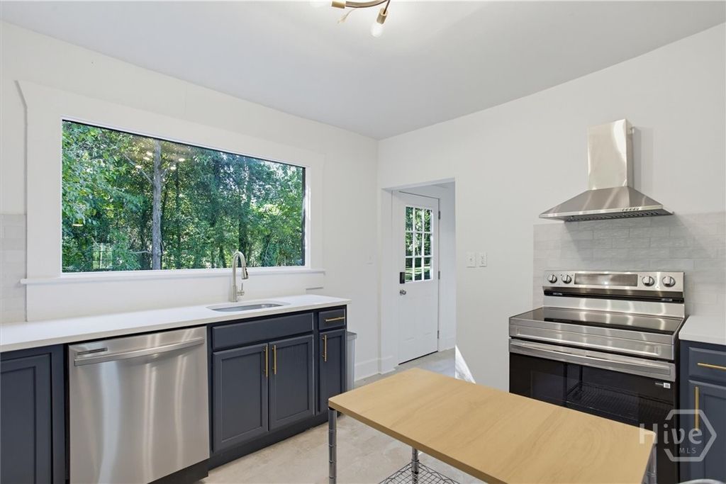 Image 20 of property listing at 49 Saint Johns Avenue, Savannah, GA 31404
