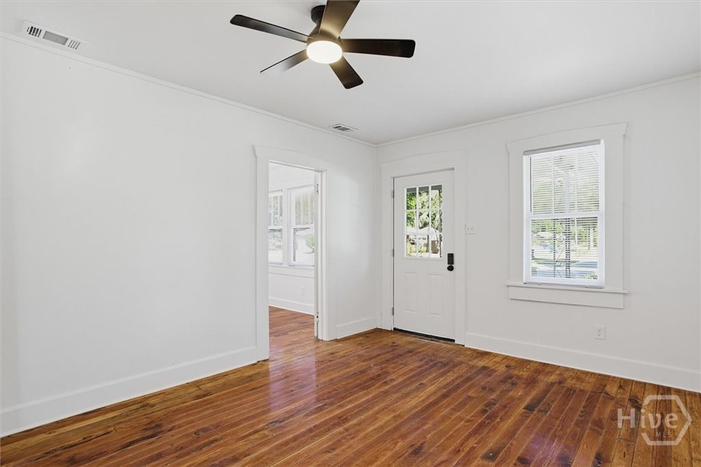 Image 7 of property listing at 49 Saint Johns Avenue, Savannah, GA 31404