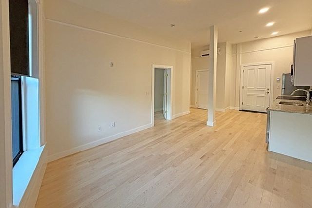105 Paige St 512, Lowell, MA 01852