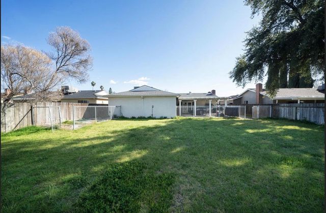 1725 Fairmont Avenue, Clovis, CA 93611