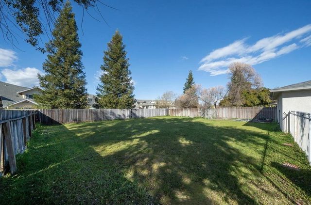 1725 Fairmont Avenue, Clovis, CA 93611