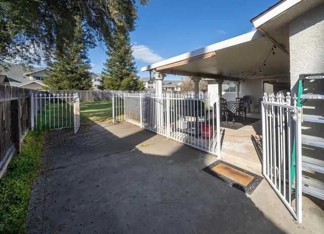1725 Fairmont Avenue, Clovis, CA 93611