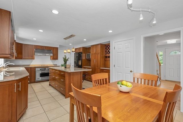 8 Autumn Ln, Natick, MA 01760