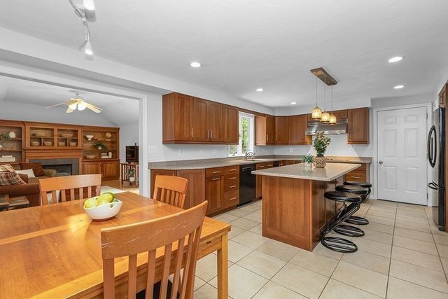 8 Autumn Ln, Natick, MA 01760