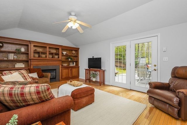 8 Autumn Ln, Natick, MA 01760