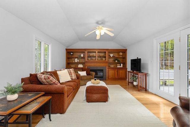 8 Autumn Ln, Natick, MA 01760