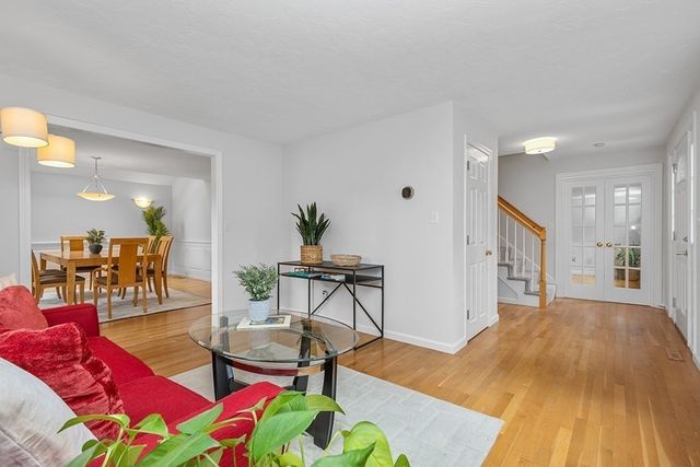8 Autumn Ln, Natick, MA 01760