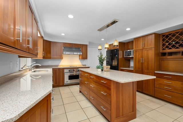 8 Autumn Ln, Natick, MA 01760