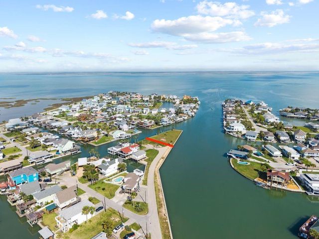 4205 Flamingo Way, Jamaica Beach, TX 77554