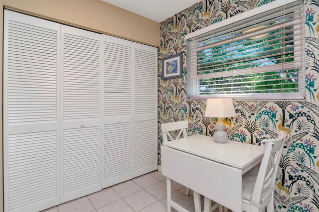 484 SANTA CRUZ PLACE NE H, St Petersburg, FL 33703