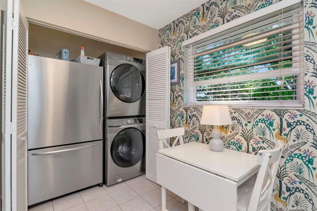 484 SANTA CRUZ PLACE NE H, St Petersburg, FL 33703