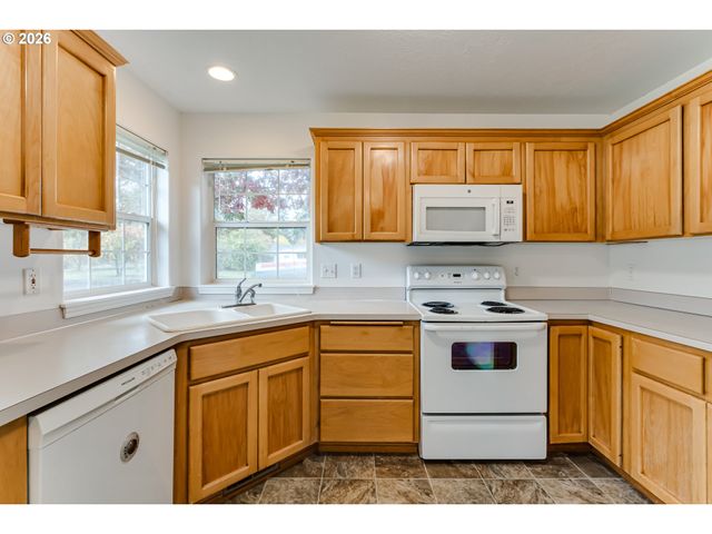 555 HOLLYHOCK Ln, Eugene, OR 97404