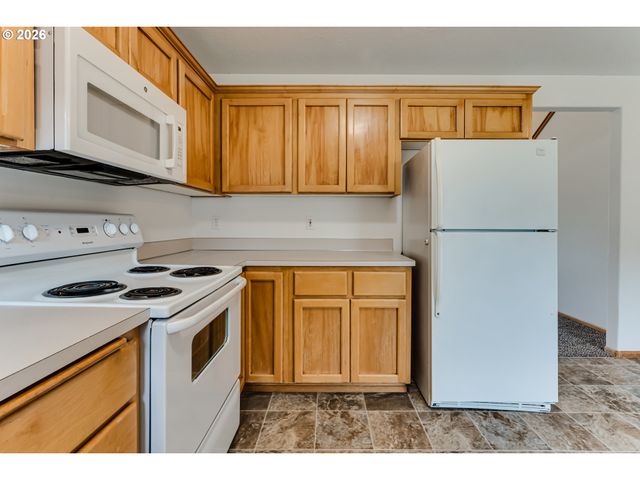555 HOLLYHOCK Ln, Eugene, OR 97404