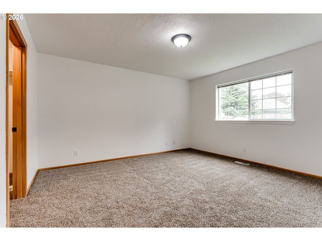 555 HOLLYHOCK Ln, Eugene, OR 97404