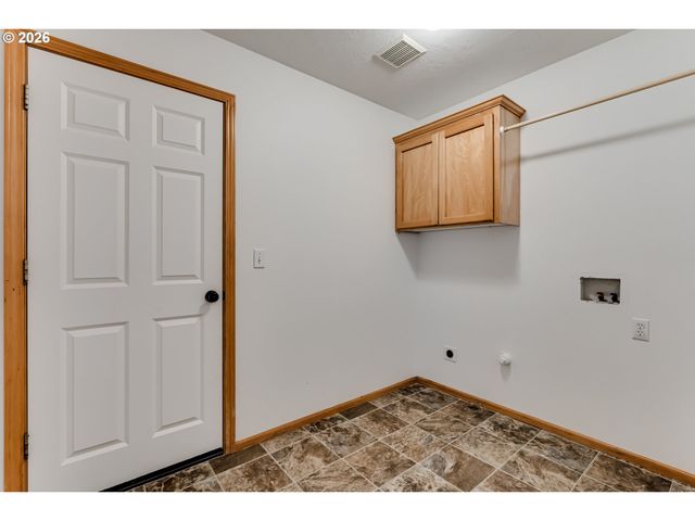 555 HOLLYHOCK Ln, Eugene, OR 97404