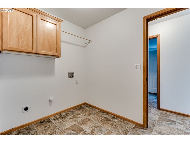 555 HOLLYHOCK Ln, Eugene, OR 97404