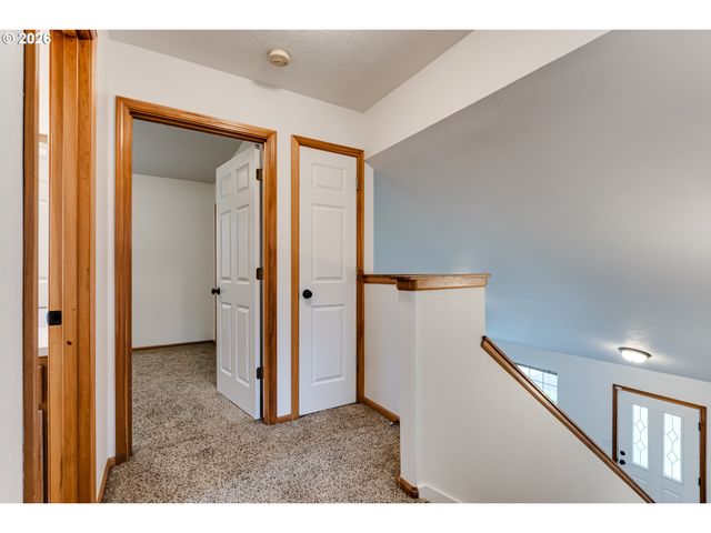 555 HOLLYHOCK Ln, Eugene, OR 97404