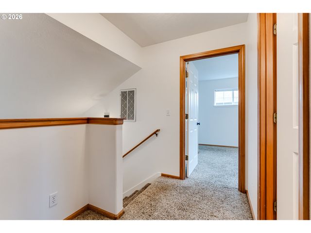 555 HOLLYHOCK Ln, Eugene, OR 97404