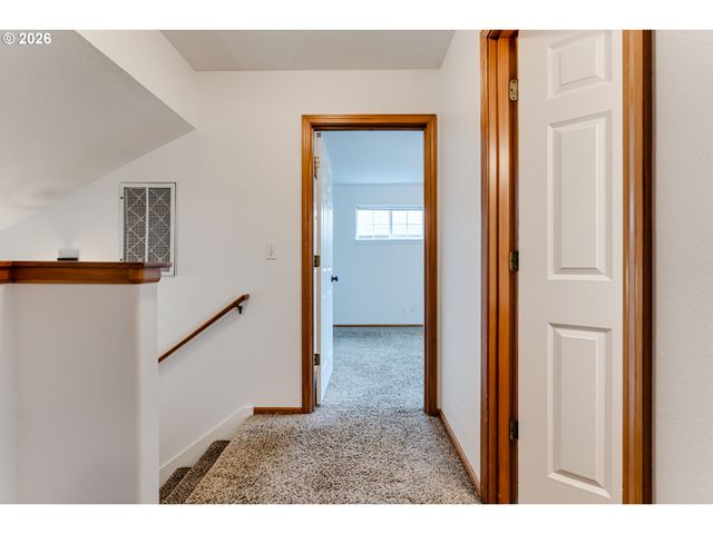 555 HOLLYHOCK Ln, Eugene, OR 97404