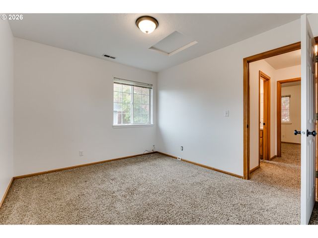 555 HOLLYHOCK Ln, Eugene, OR 97404