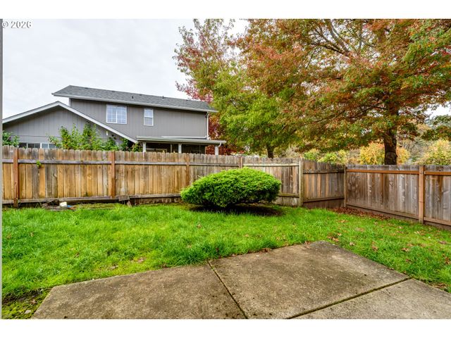555 HOLLYHOCK Ln, Eugene, OR 97404