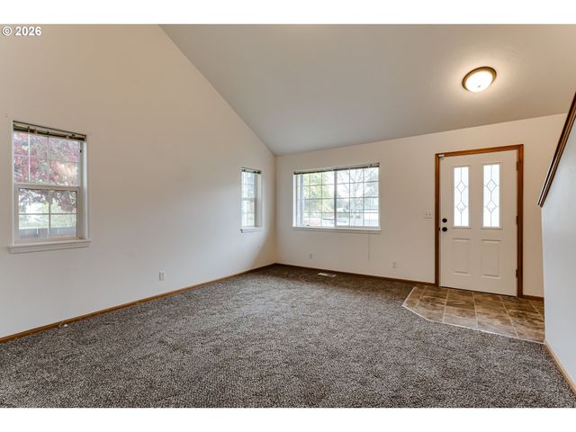 555 HOLLYHOCK Ln, Eugene, OR 97404