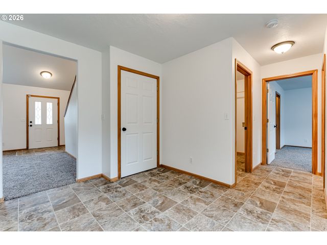 555 HOLLYHOCK Ln, Eugene, OR 97404