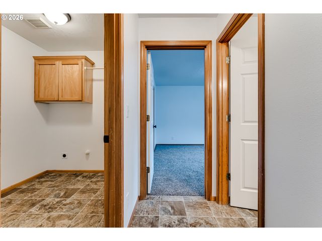 555 HOLLYHOCK Ln, Eugene, OR 97404