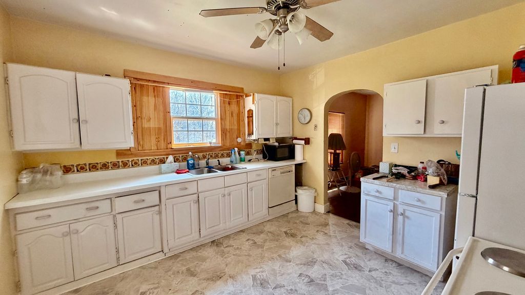 Image 4 of property listing at 800 W Mccord Street, Centralia, IL 62801