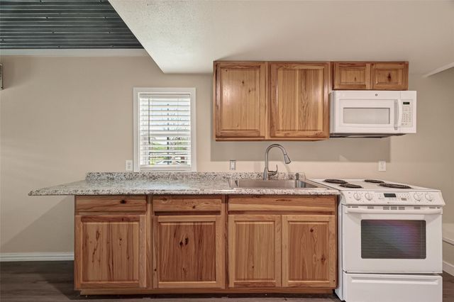 109 Queens Court, Baytown, TX 77520