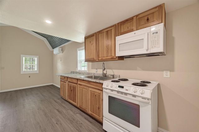 109 Queens Court, Baytown, TX 77520