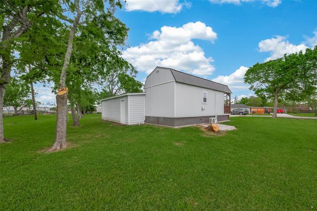 109 Queens Court, Baytown, TX 77520