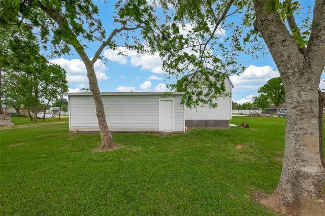 109 Queens Court, Baytown, TX 77520