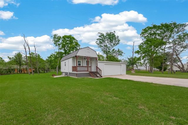 109 Queens Court, Baytown, TX 77520