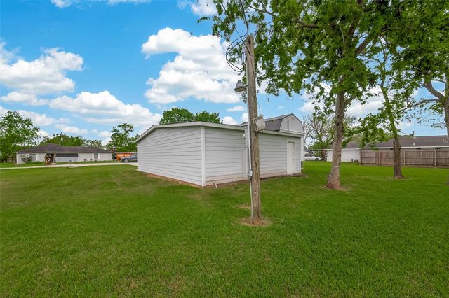 109 Queens Court, Baytown, TX 77520