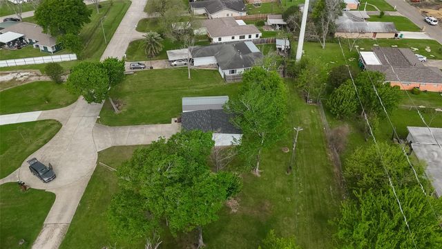 109 Queens Court, Baytown, TX 77520