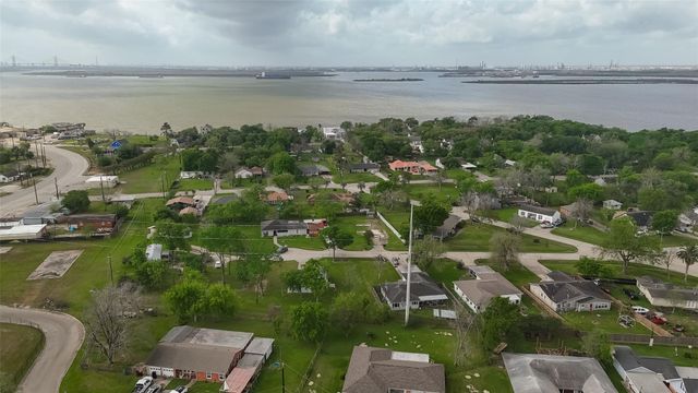 109 Queens Court, Baytown, TX 77520