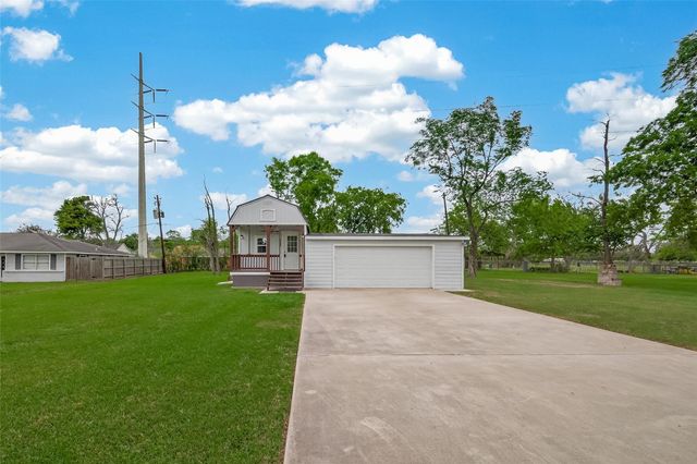 109 Queens Court, Baytown, TX 77520